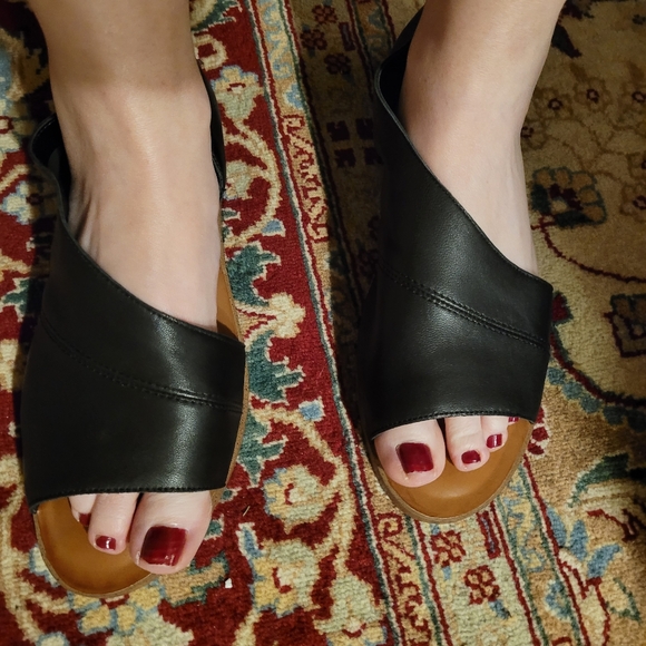 Flat Open Toed Black Sandals Size 8 1/2 M - Picture 2 of 5